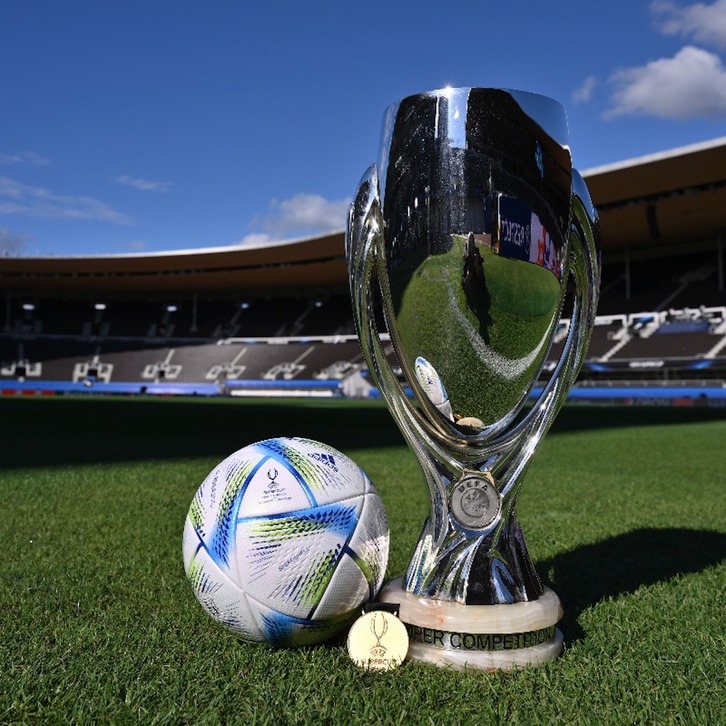 El trofeo de la Supercopa de Europa posa en el estadio de Helsinki.