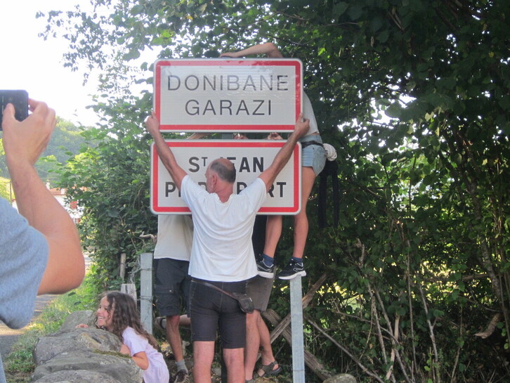 Ekintza egin dute Donibane Garazi sarreran.