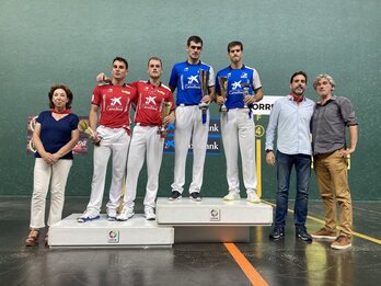 Ezkurdia eta Zabaleta, podiumaren gorenean, Ogetako finala irabazi ostean.