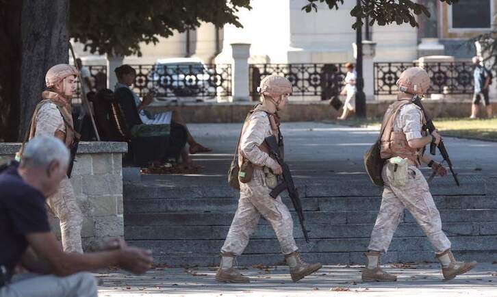 Soldados rusos patrullan por las calles de Sebastopol, ciudad portuaria estratégica en Crimea.