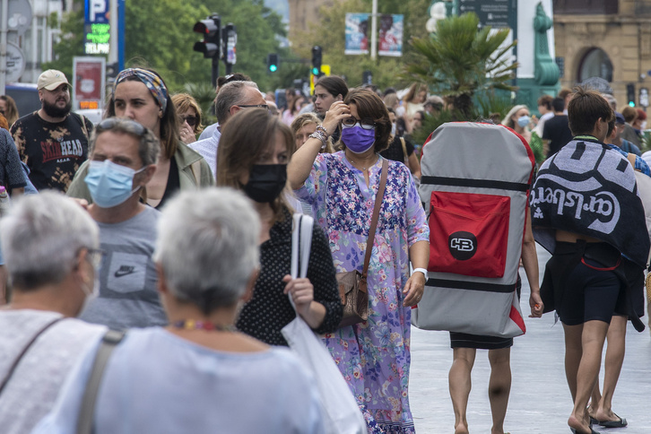 Gente caminando por Donostia en julio de 2021.