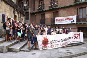 Imagen de la concentración realizada en Errenteria para denunciar las dos muertes en accidente laboral registradas en Gipuzkoa en menos de 14 horas.
