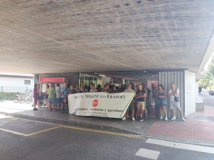 El comité de Metro Bilbao se ha concentrado en la estación de Gobela, Getxo, donde fue agredida una supervisora.