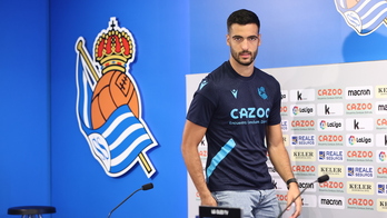 Mikel Merino dirigiéndose ante los micrófonos de la sala de prensa de Zubieta.