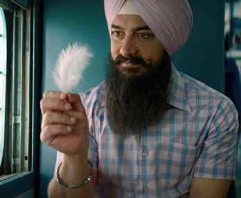 Aamir Khan narra la vida de Laal desde el asiento de un tren.