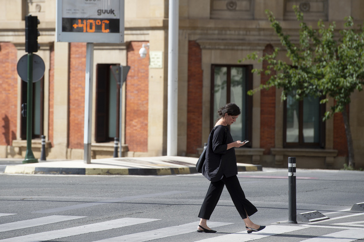 Un termómetro marca 40 grados centígrados en el centro de Iruñea. 