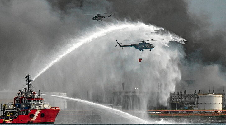 El buque de extinción de incendios mexicano Bourbon Artabaze y los helicópteros luchan para contener el incendio.