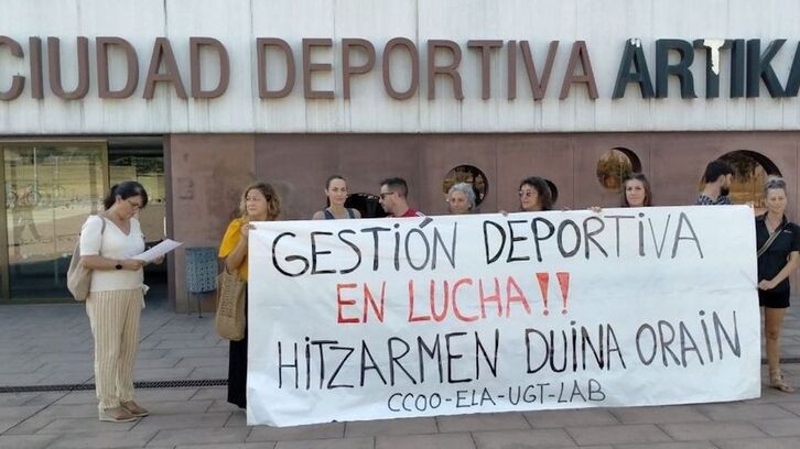 Movilización de personal de piscinas en Nafarroa para relanzar la negociación del convenio del sector.