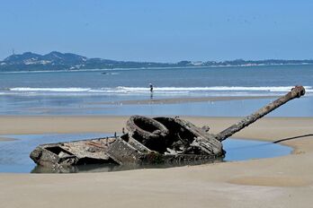 Un viejo tanque varado en la playa de las islas Kinmen, en Taiwán 