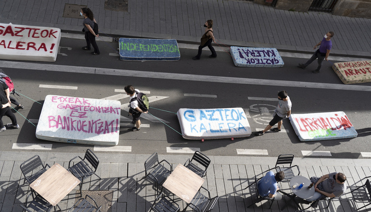 Acción de Ernai para denunciar la situación de emergencia de la juventud, en Gasteiz, en mayo de 2021.