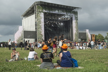 Makroekitaldietako lan-baldintzetaz kexatu dira hainbat langile.