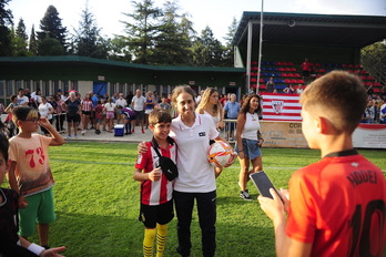 Iraia Iturregi, Medina de Pomarreko zelaira hurbildu ziren athleticzaleekin argazkiak ateratzen.