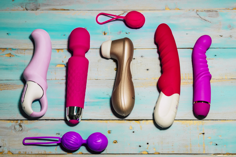 Una colección de productos sexuales, con el famoso Satisfyer en medio.