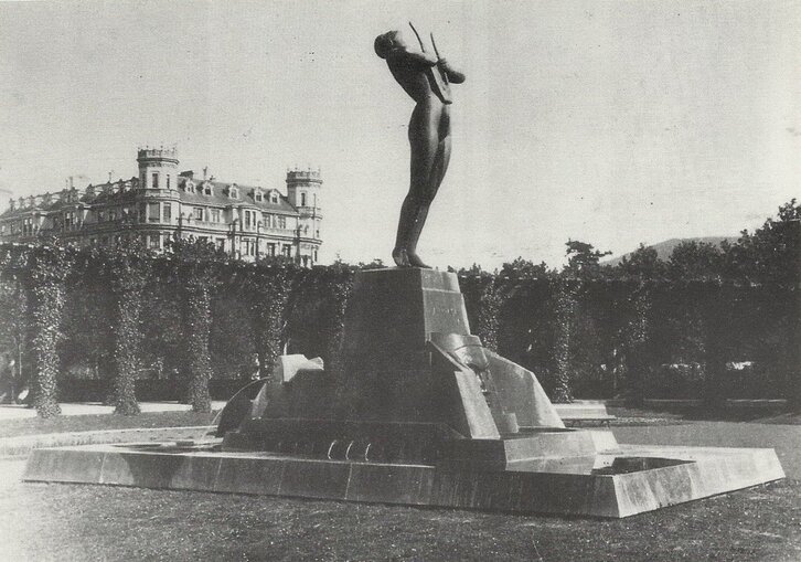 La escultura de homenaje a Arriaga representa a Euterpe, divinidad griega de la armonía musical.