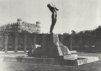La escultura de homenaje a Arriaga representa a Euterpe, divinidad griega de la armonía musical.