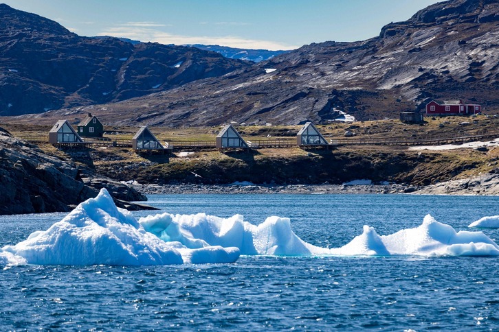 Alojamientos en el Ilimanaq Lodge, donde se alojan turistas que quieren ver ballenas y glaciares flotantes en Ilimanaq, Groenlandia, en la región polar ártica