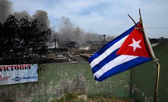 Una bandera cubana en las instalaciones afectadas por el fuego. 