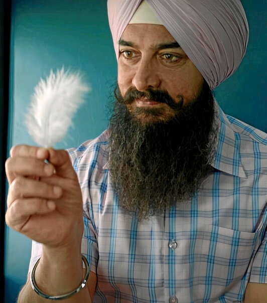 Aamir Khan narra la vida de Laal desde el asiento de un tren.