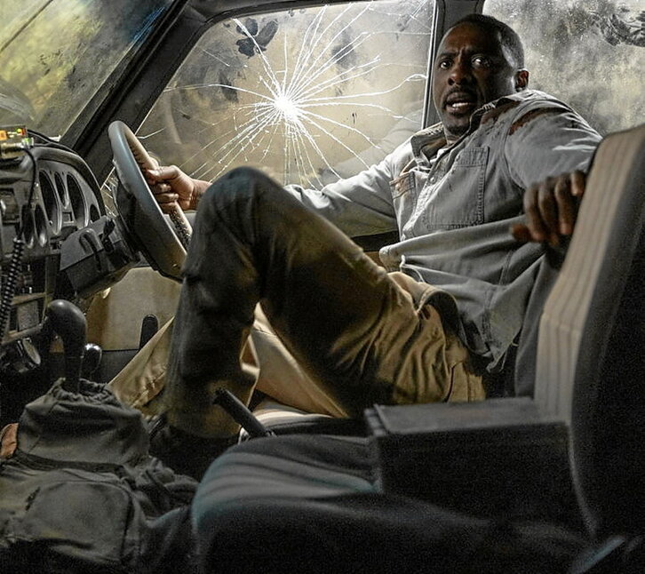 Elba atrapado en el todoterreno en una reserva sudafricana.