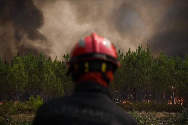 Gironda departamentuan lanean ari den suhiltzaile bat.