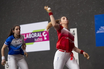 Aldai (gorriz) eta Arrizabalaga (urdinez), Emakume Master Cupen finalean, Udako Torneoko finalerdian berriro lehiatuko dira. 