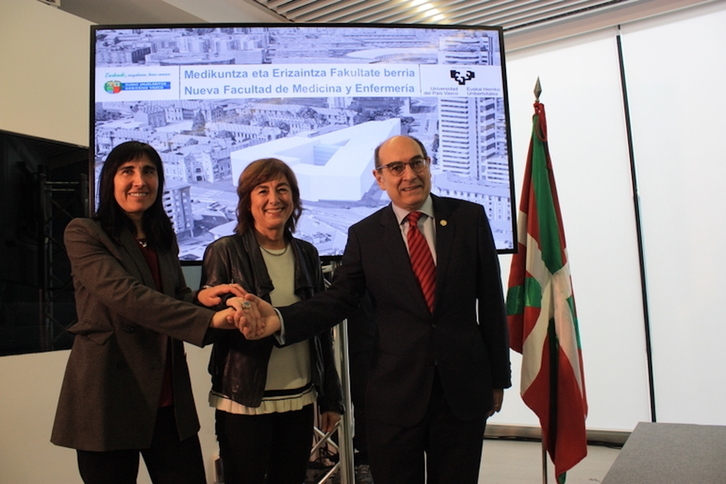 La rectora Nekane Balluerka, junto a los entonces consejeros de Educación y Salud, Cristina Uriarte y Jon Darpón, en la presentación del proyecto de la nueva facultad. 