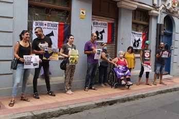 Miembros de Berri Otxoak frente al local de la calle San Valentín de Berriotxoa.