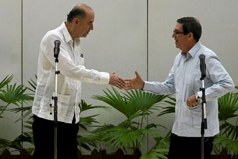 El canciller cubano, Bruno Rodríguez (d), saluda a su homólogo colombiano, Álvaro Leyva.
