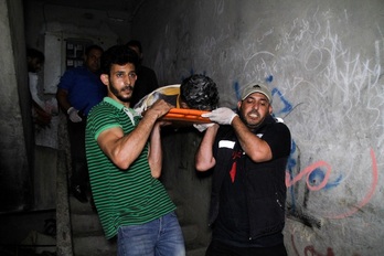 Cooperantes de la Defensa Civil Palestina traslada a un herido en la Franja de Gaza.