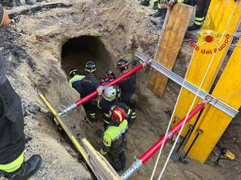 Los bomberos han tardado ocho horas en llegar hasta el punto del túnel donde había quedado atrapado el hombre.