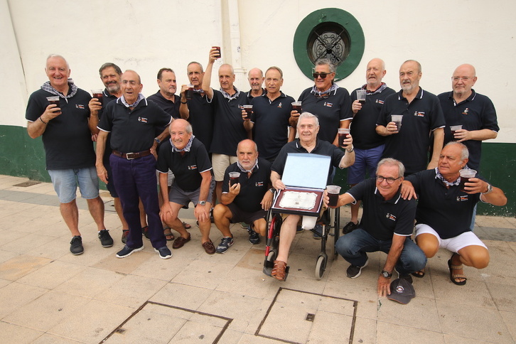 Antzarrak kuadrillako kideak, kalimotxoaren sortzaileak. Erdian, plaka eusten, Kalimero.