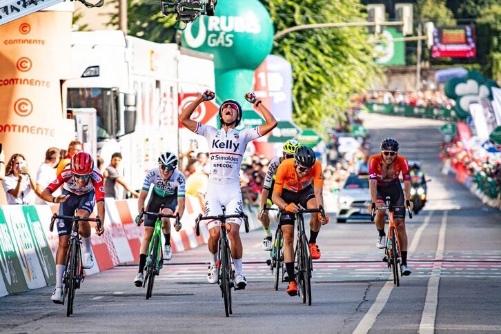 Luis Gomes celebra la victoria por delante de Gonçalo Leaça y Txomin Juaristi.
