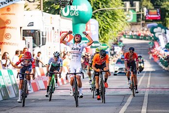 Luis Gomes celebra la victoria por delante de Gonçalo Leaça y Txomin Juaristi.