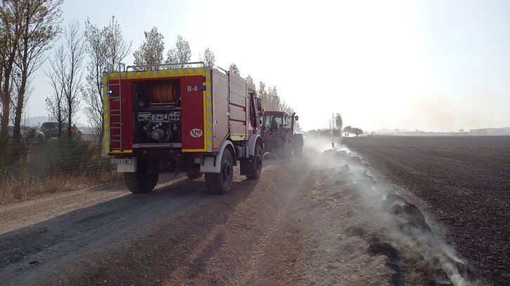 Bomberos intentan apagar un sueldo en Agurain.