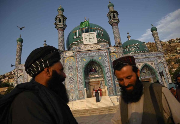 Talibanes montan guardia en la mezquita Sakhi Shah-e Mardan, en Kabul, frecuentada por hazaras.