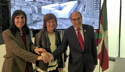Nekane Balluerka, Cristina Uriarte y Jon Darpón, rectora y consejeros en 2018, firmando el proyecto.