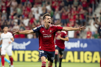 Aimar Oroz celebra su primer gol con el primer equipo rojillo.