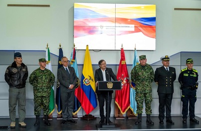 Gustavo Petro, flanqueado por la nueva cúpula militar y policial de Colombia.