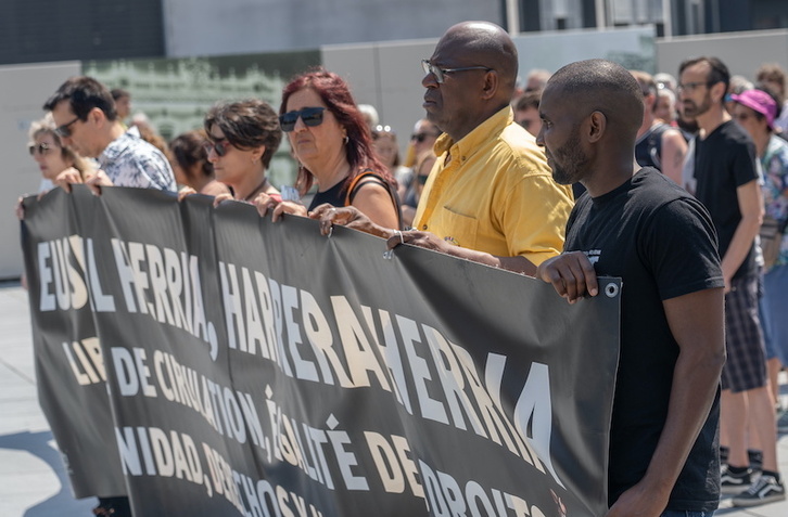 Concentración de duelo en Irun tras esta última muerte en el Bidasoa.