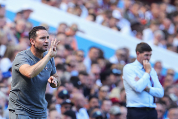 Frank Lampard da órdenes a sus jugadores con Steven Gerrard detrás.
