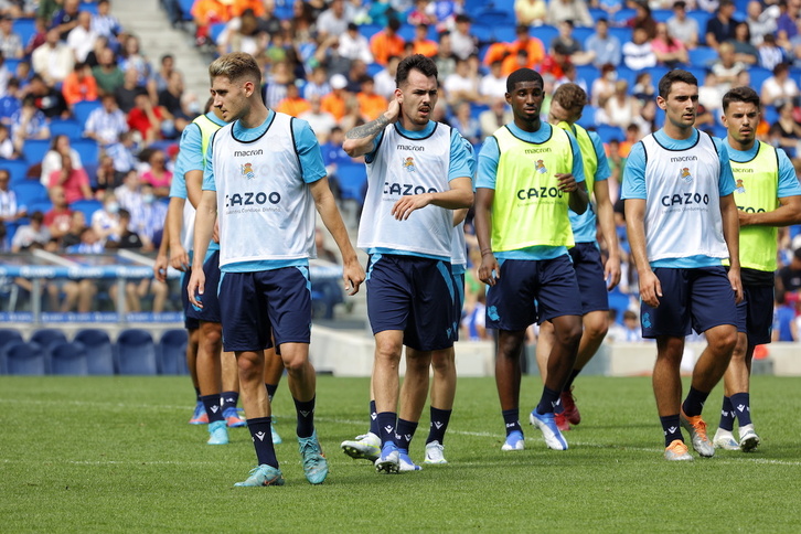Álex Sola, entre Robert Navarro y Momo Cho, en el primer entrenamiento de la temporada.