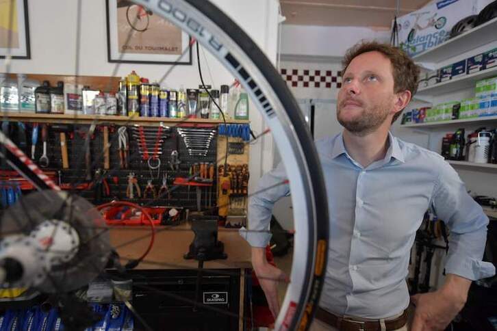 Clement Beaune, ministro de Transportes francés, visitando una fábrica de bicis.