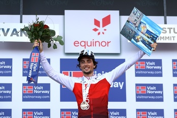 Victor Lafay, en el podio de la Arctic Race tras demostrar su calidad como escalador.