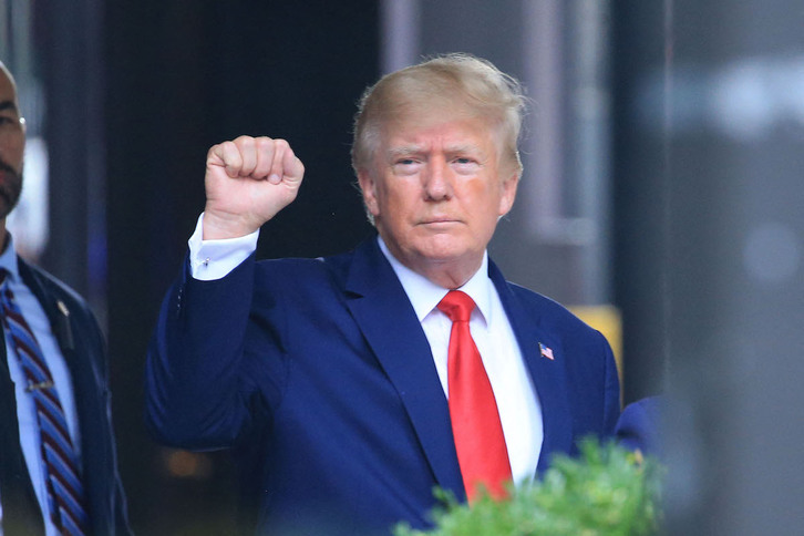 Donald Trump levanta el puño como señal de fuerza, ante la Torre Trump, en Nueva York.