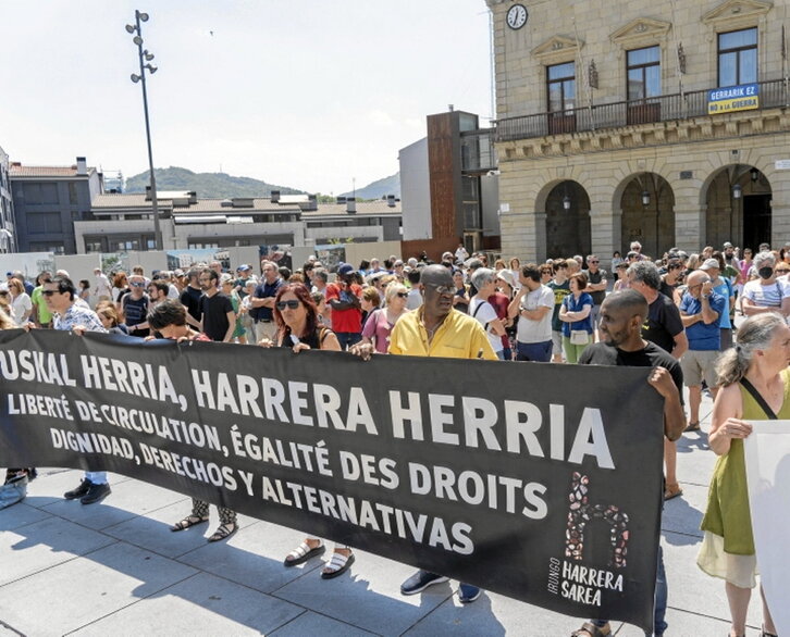 Concentración por la muerte de Bas.