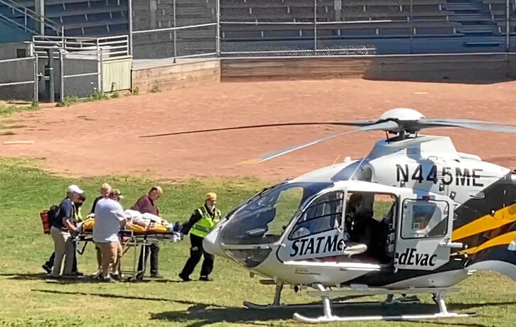 Shalman Rushdie es trasldado al helicóptero en Chautauqua tras ser apuñalado.