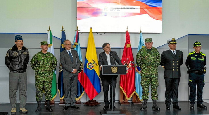Gustavo Petro presenta a los nuevos mandos del las Fuerzas Armadas colombianas.