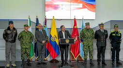 Gustavo Petro presenta a los nuevos mandos del las Fuerzas Armadas colombianas.