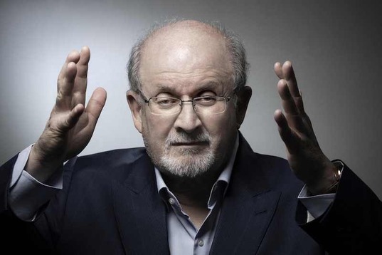 Rushdie, en una sesión fotográfica en 2018.