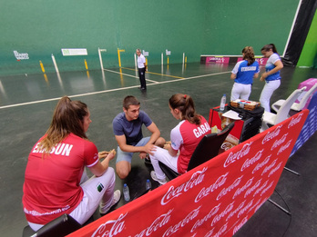 Garai-Erasun eta Etxegarai-Gaminde bikoteak, atsedena hartzen Hondarribiko Jostaldi pilotalekuan..